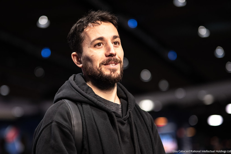 Pokorný Jorge Abreu doslova opanoval EPT Paris 2026 Main Event