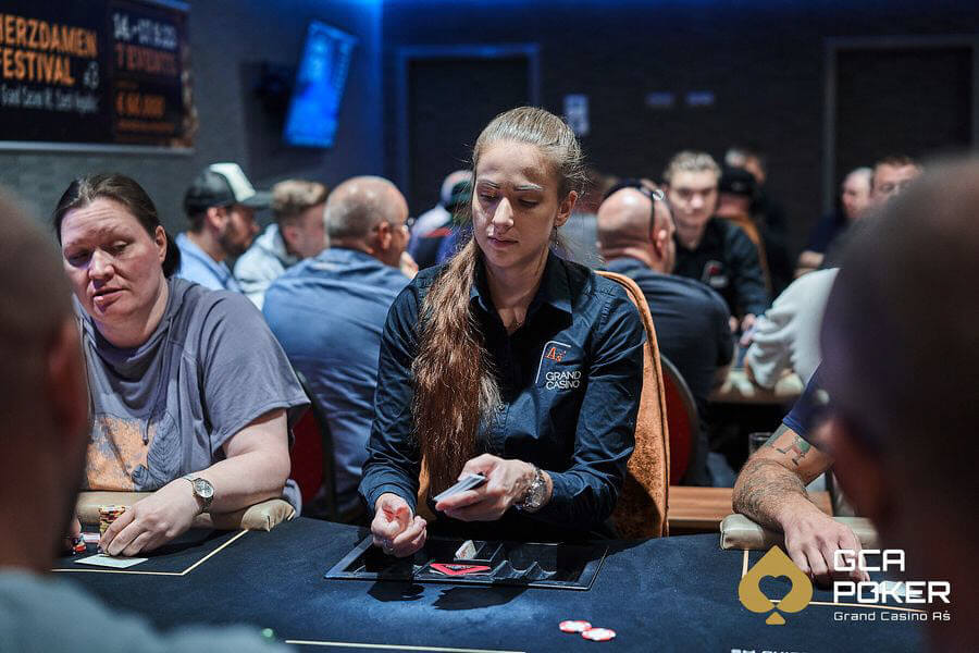 Pokerové turnaje se v&nbsp;Aši těší velké oblibě také u&nbsp;žen