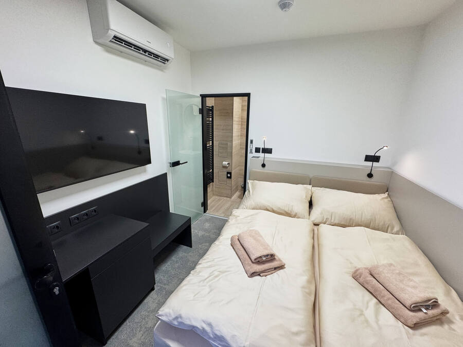 Interiér pokojů v&nbsp;hotelu Mondeso je řešen moderně i&nbsp;velmi prakticky