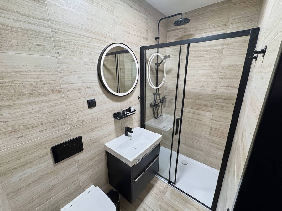 Každý pokoj v&nbsp;hotelu Mondeso je vybaven moderní koupelnou