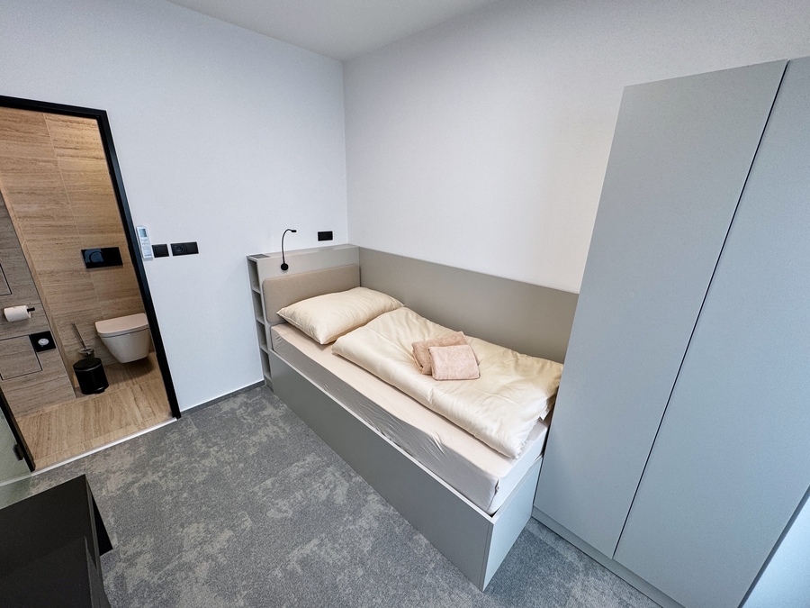 Interiér jednolůžkového pokoje