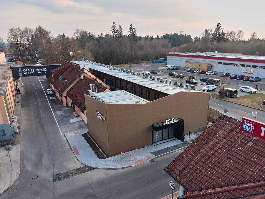 Letecký pohled na hotel Mondeso vedle Grand Casina Aš