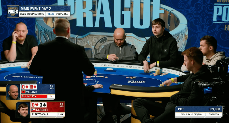Martin Kabrhel při diskuzi s&nbsp;floormanem v&nbsp;Main Eventu WSOPE 2026
