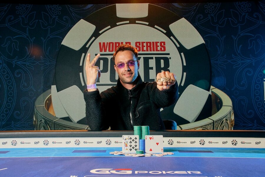 Ole Schemion slaví na WSOPE 2026 druhý zlatý náramek