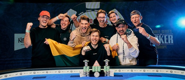 Vítězná radost nového WSOPE 2026 Main Event šampiona