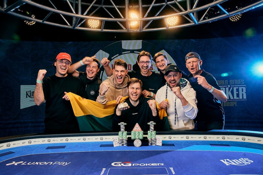 Vítězná radost nového WSOPE 2026 Main Event šampiona
