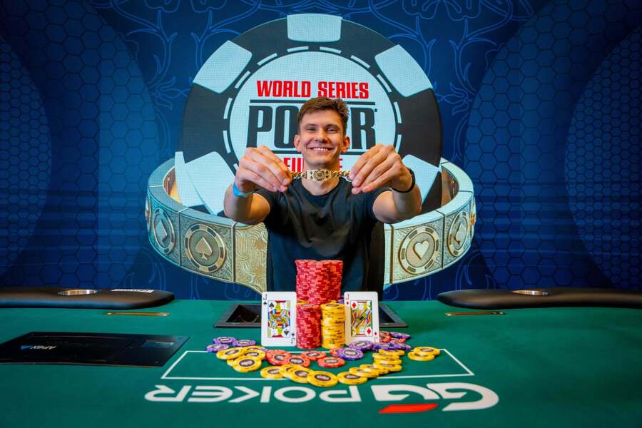 Nikolai Ogoltsov vyhrál zlatý WSOPE náramek