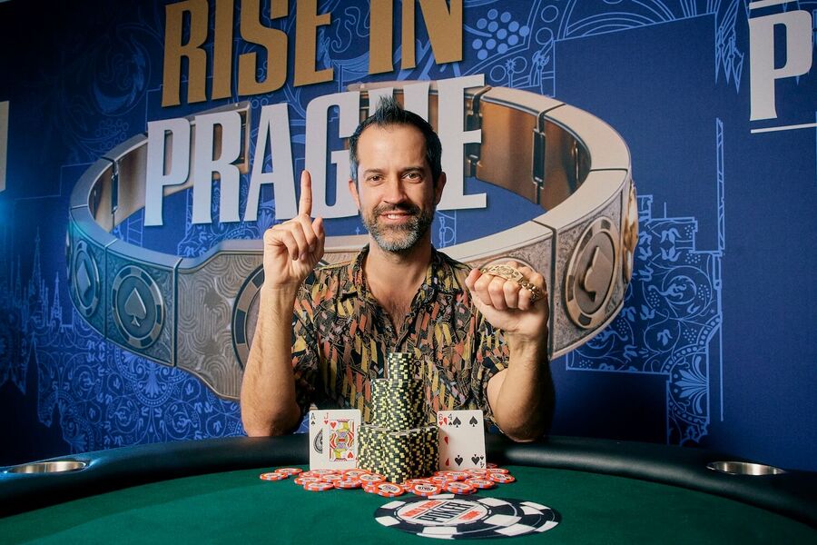 Richard Geyer slaví zisk náramku na WSOPE 2026 Praha