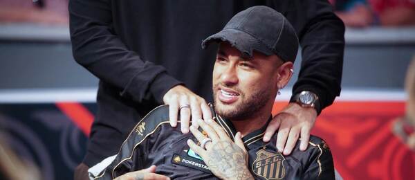 Neymar se kromě fotbalu věnuje s oblibou i pokerovým turnajům