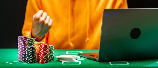 Přehnané sebevědomí u pokerového stolu