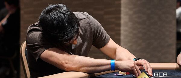 Kdy a jak se dívat na karty v živém pokeru?
