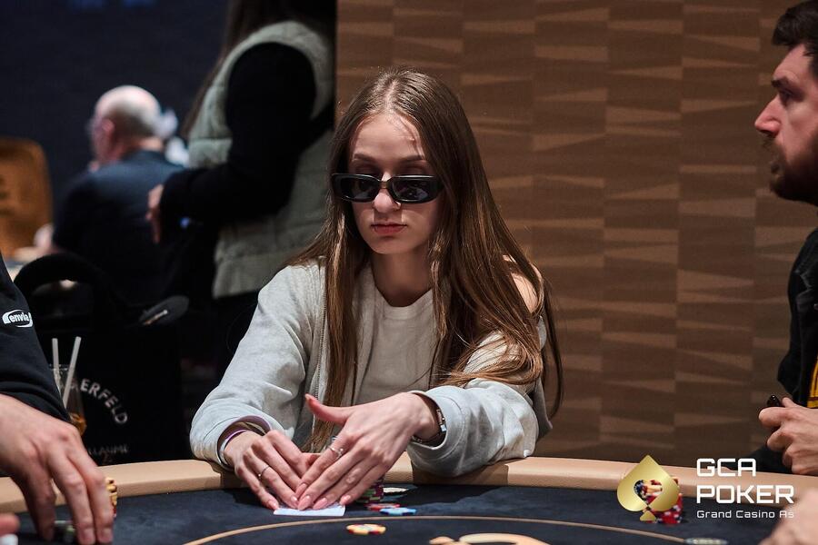 Někdo si v&nbsp;live pokeru pomáhá slunečními brýlemi