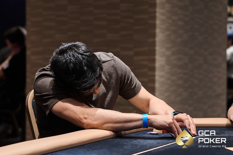 Kdy a&nbsp;jak se dívat na karty v&nbsp;živém pokeru?