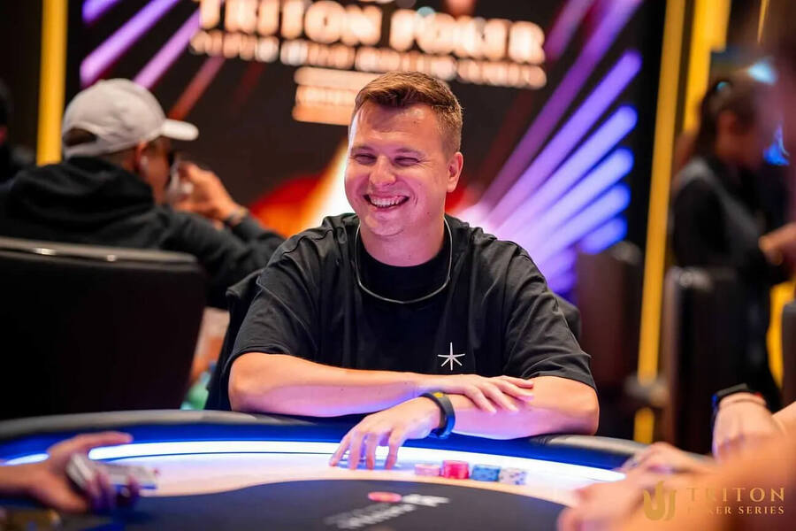 Aleksej Ponakovs chipleaduje Event #2 Triton Poker SHRS