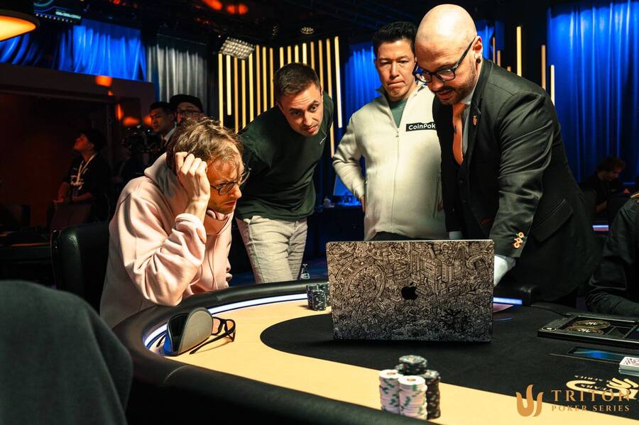 Hráči studují čísla dealu v&nbsp;turnaji $50K 7-Handed