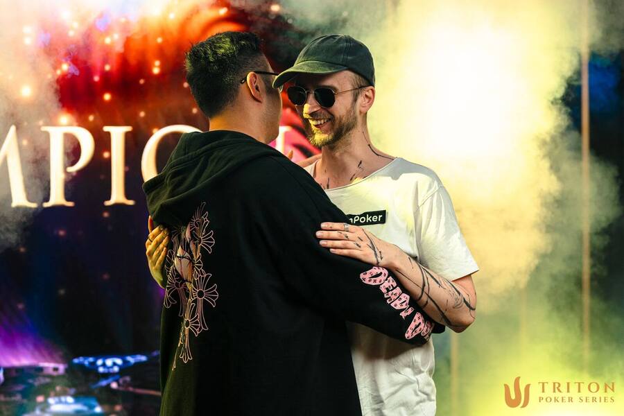 Danny Tang přijímá gratulace od soupeře v&nbsp;heads-upu