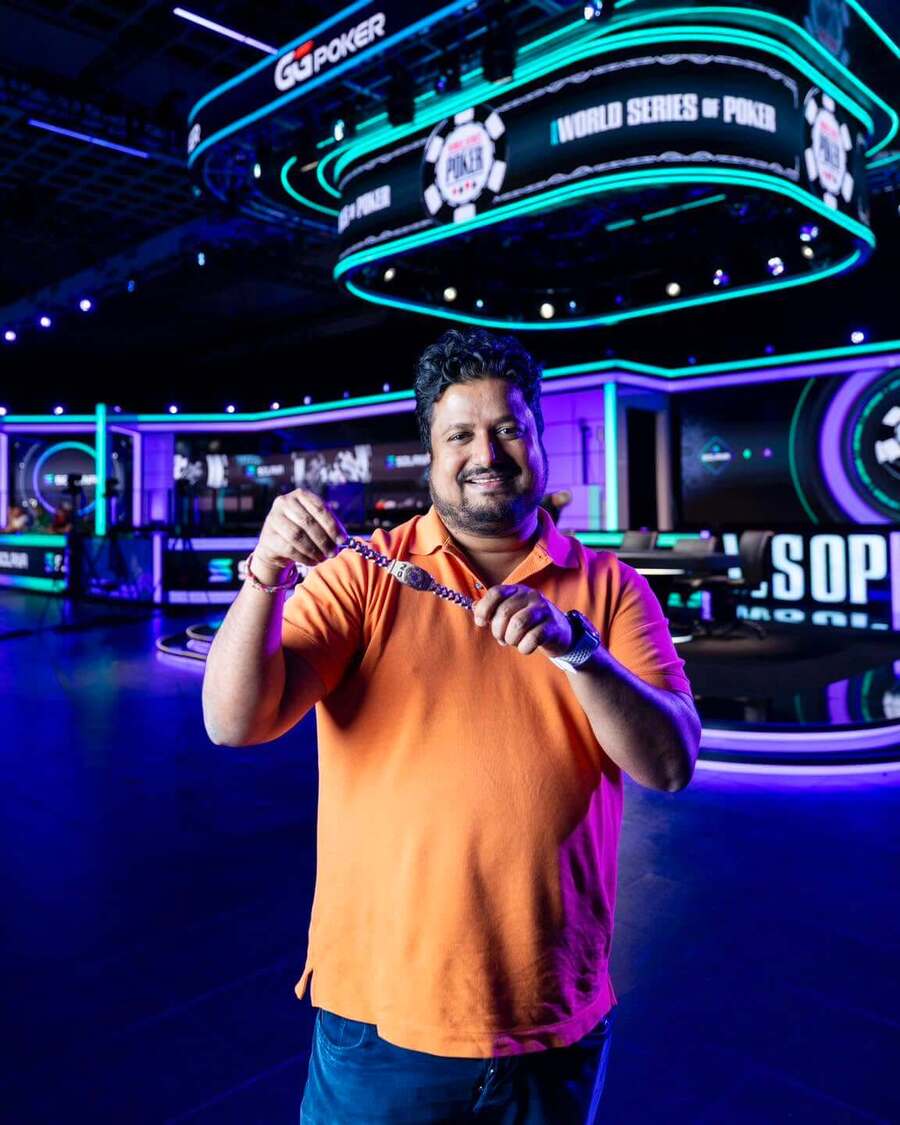 Santosh Suvarna získal už svůj třetí náramek