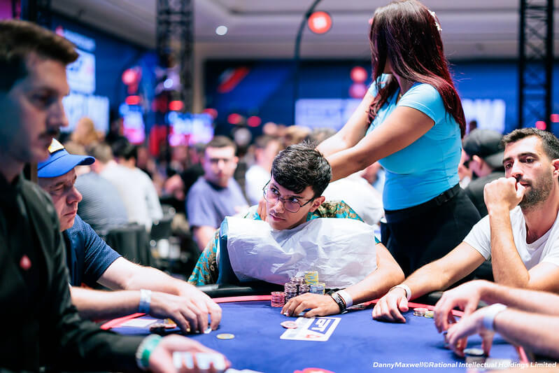 Chipleader po prvním dni Samuel Mullur
