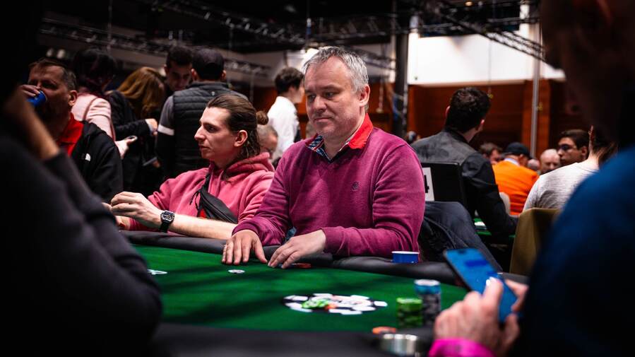 Martin Staszko postupuje ve 2-7 Triple Draw