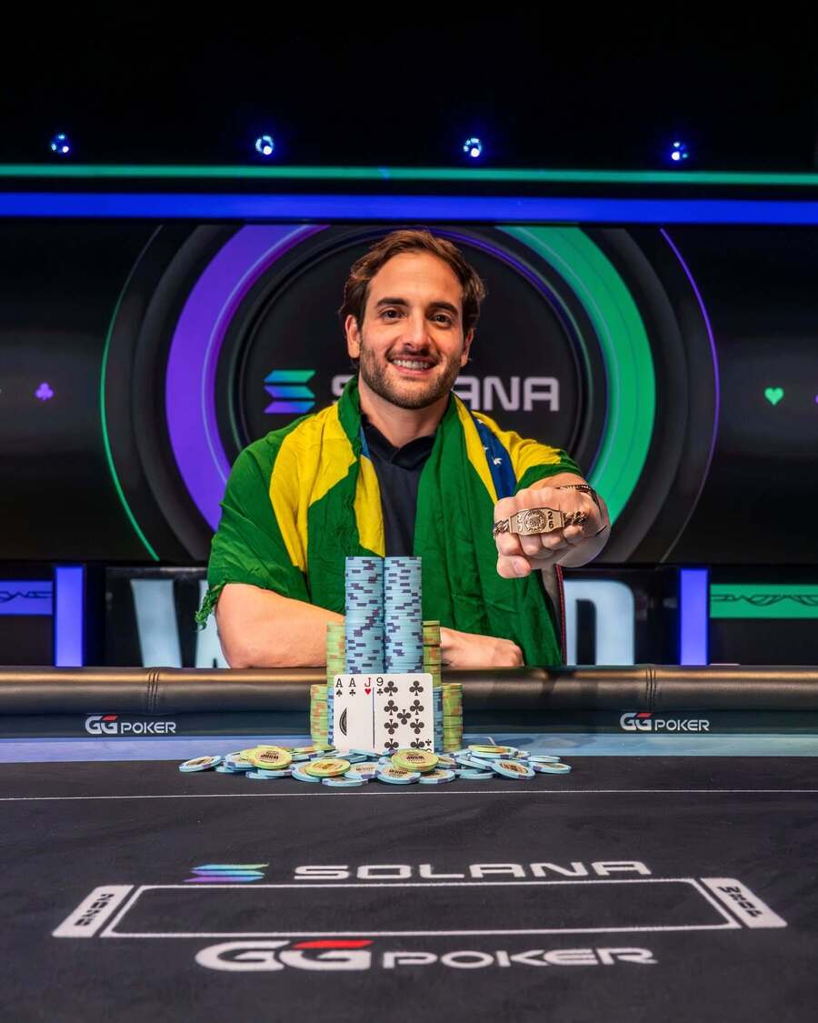 Joao Simao s&nbsp;náramkem číslo 4