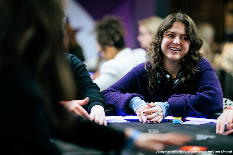 Caitlin Comeskey pokračuje v&nbsp;Main Eventu WSOP 2026