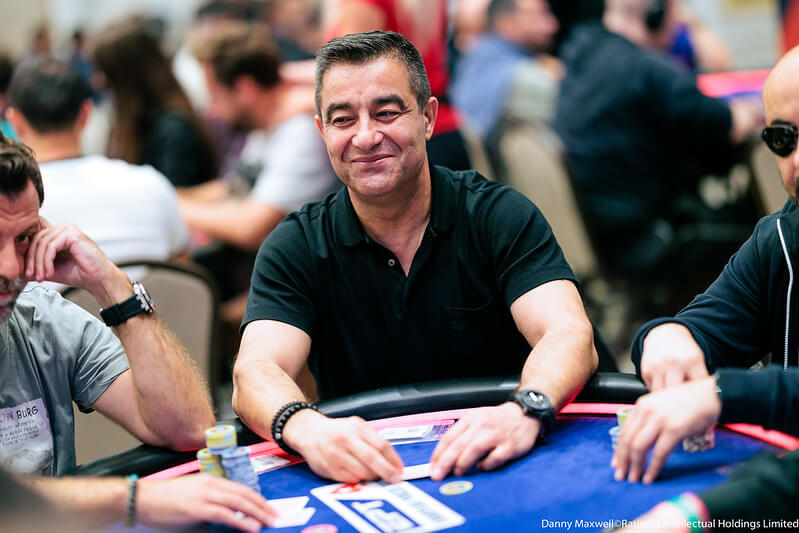 Hossein Ensan pokračuje v&nbsp;Main Eventu WSOP 2026