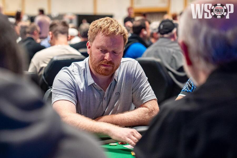 Tyler Gaston je chipleaderem WSOP Main Eventu