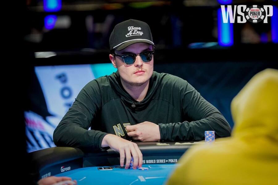 Lucas Jumalon stále vede finále Main Eventu WSOP