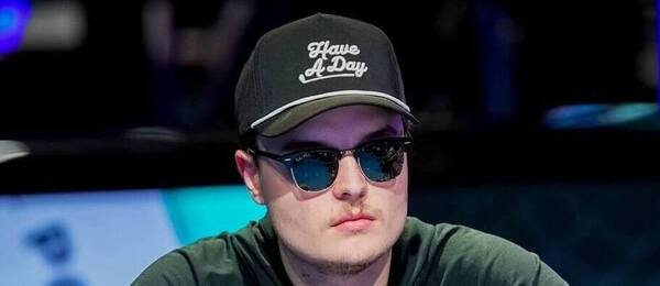Lucas Jumalon stále vede finále Main Eventu WSOP