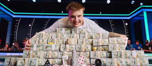 Lucas Jumalon s odměnou pro vítěze WSOP Main Eventu