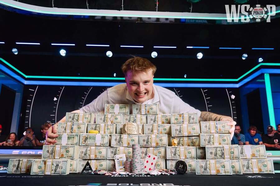Lucas Jumalon s&nbsp;odměnou pro vítěze WSOP Main Eventu