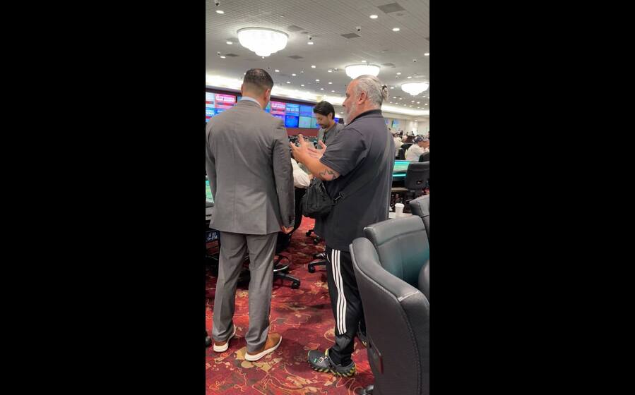 V pokerovém turnaji prohrál cizí žetony, spletl si stůl