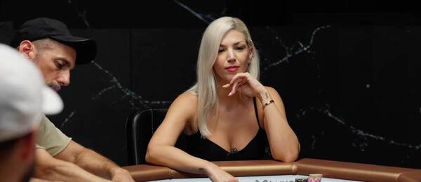 Přítelkyně Roba Yonga si vyzkoušela high-stakes cash game