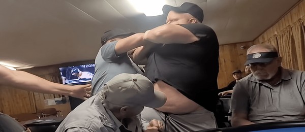 Rvačka u pokerového stolu