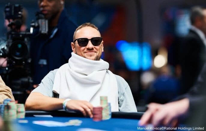 Manuel Ferrari je ve vedení semifinále EPT Main Eventu