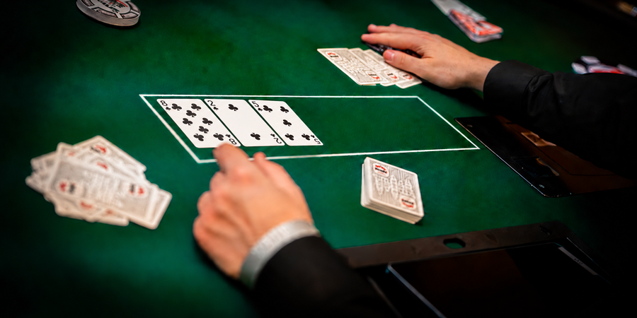 Jak hrát, když přijde monotónní flop, radí pokerový kouč
