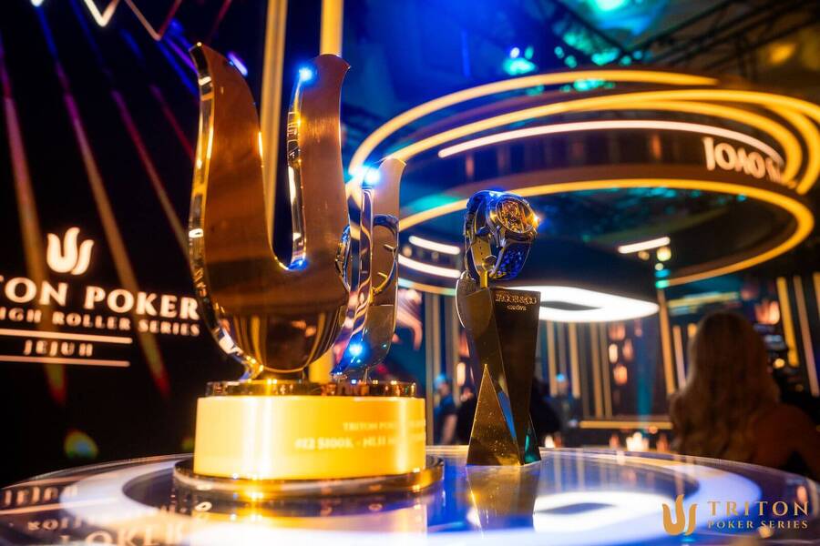 Trofej a&nbsp;hodinky pro šampiona Main Eventu