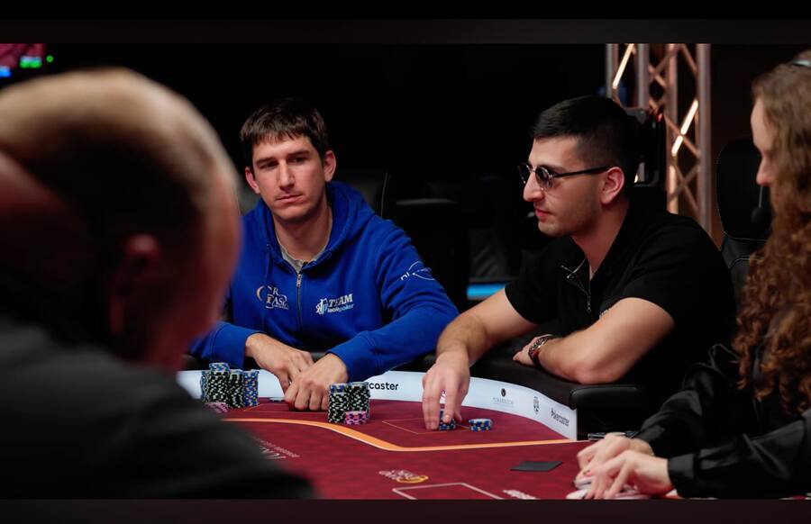 Aleks Karapet (vpravo) během streamované cash game