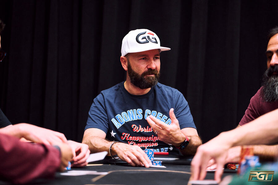 Daniel Negreanu přenocuje jako chipleader