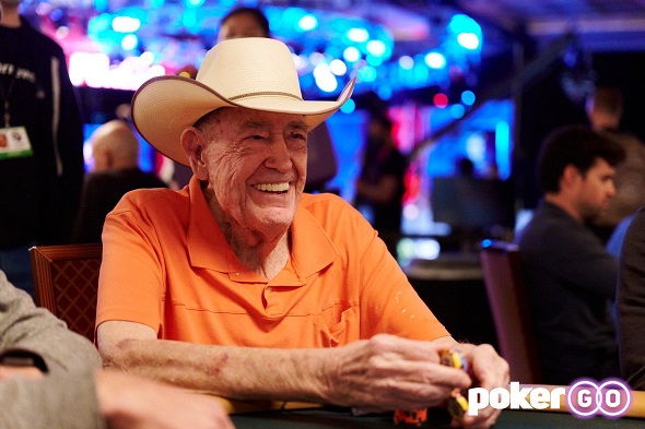 Doyle Brunson během Main Eventu WSOP 2021 na POkerGO.com